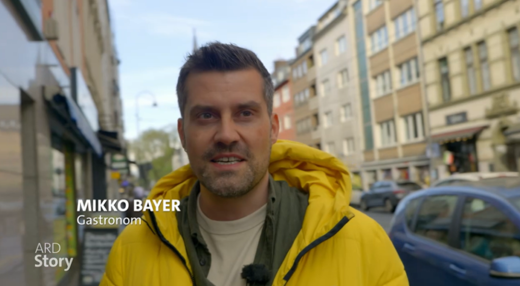 Cologne businessman Mikko Bayer waited more than a year and still didn't succeed in bringing all four of the Indonesian chefs he wanted to hire to Germany | Source: Screenshot ARD documentary