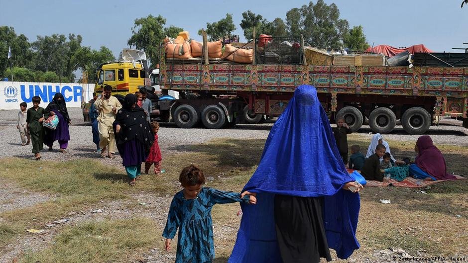 بازگشت زن مهاجر افغان از پاکستان