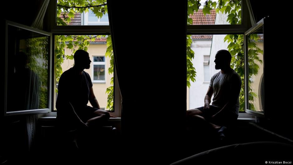 Gabor und Endre in their apartment in late summer 2022 | Photo: Krisztian Bocsi via DW