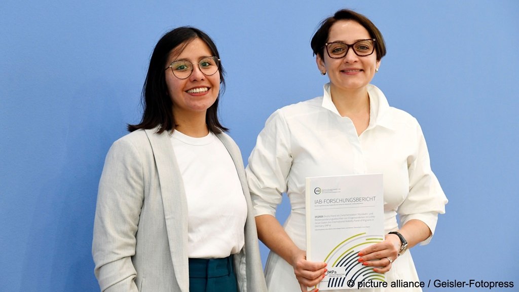 Katja Gallegos Torres and Yuliya Kosyakova, authors of the IAB study, during a press conference on June 11, 2025 in Berlin | Photo: picture alliance / Geisler-Fotopress