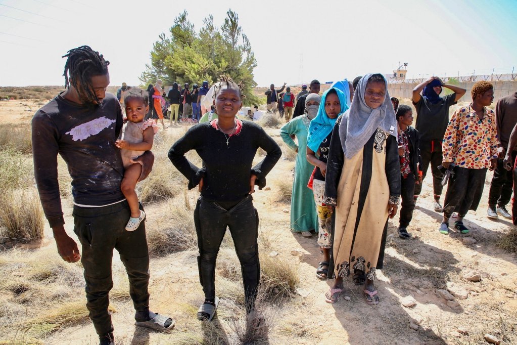 مهاجرون عالقون في نقطة "رأس جدير" على الحدود التونسية الليبية. 24 تموز/يوليو 2023. المصدر: رويترز 