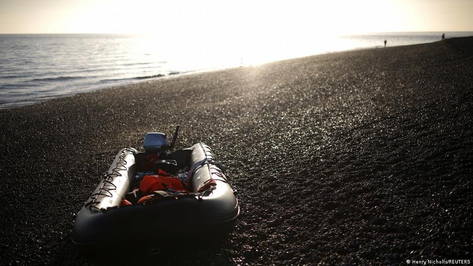 Often, people make the perilous journey to Britain on inflatable dinghies | Photo: Henry Nicholls/REUTERS