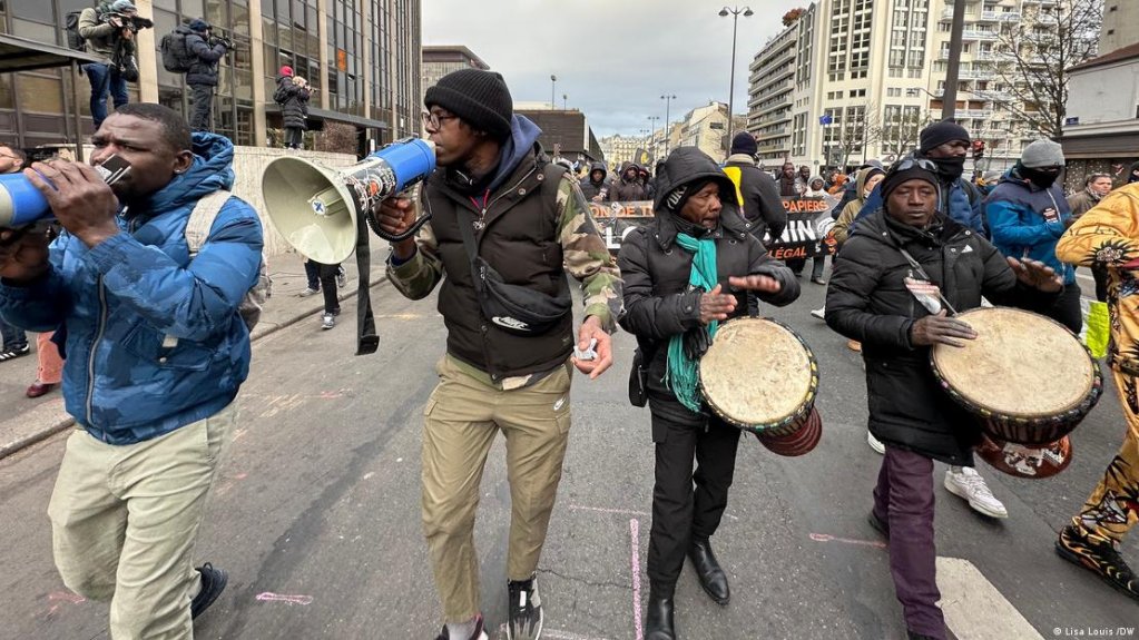 Siby and fellow migrants, here at a protest in Paris against the planned migration reform, feel undervalued by the French government. | Photo: Lisa Louis /DW