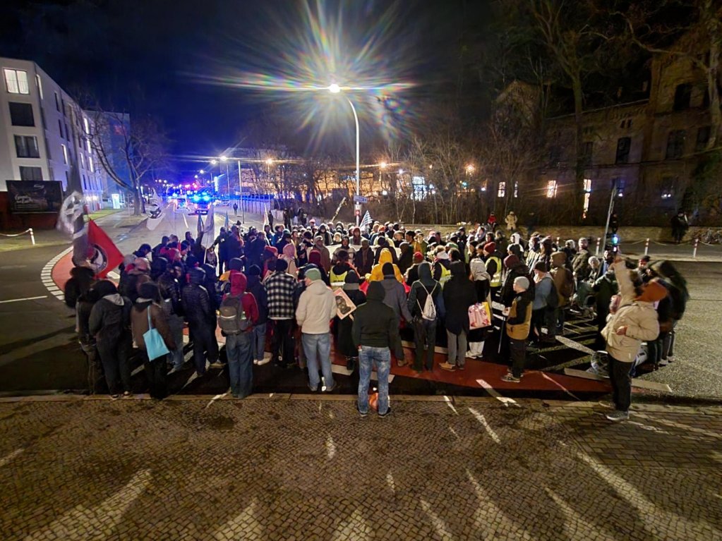 Group prayer in front of Dessau's police station on January 7, 2025 to mark the 20th anniversary of the death of asylum seeker Oury Jalloh in Dessau, who died in the same police station under unexplained circumstances | Photo: Benjamin Bathke