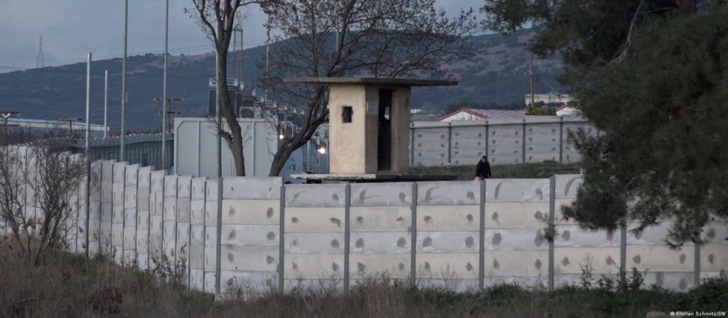 Οι κατασκηνώσεις στην ηπειρωτική Ελλάδα περιβάλλονται από ψηλούς τοίχους από σκυρόδεμα και παρακολουθούνται από κάμερες παρακολούθησης από το 2021 |  Φωτογραφία: Florian Schmitz/DW