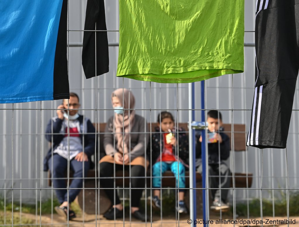 Migrants at a first reception center for asylum seekers in the state of Brandenburg on October 6, 2021 | Photo: picture alliance/dpa/Patrick Pleul