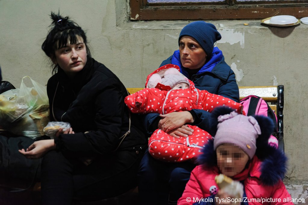Woman with her child seen at Lviv railway station as she tries to flee from Ukraine to Poland March 17, 2022 | Photo: Mykola Tys/SOPA Images via ZUMA Press Wire / Picture Alliance