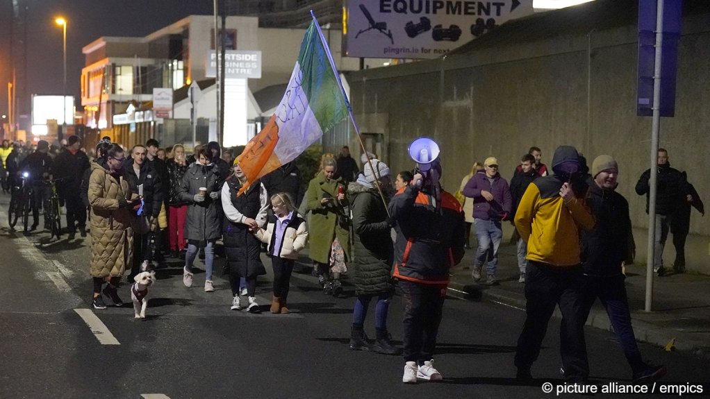 From file: Protests have taken place across Ireland, like this one in 2022, where people concerned at the cost of living ask the government not to forget them in favor of asylum seekers | Photo: Niall Carson / picture alliance / empics