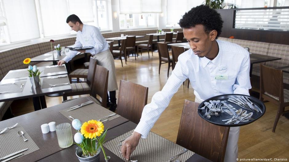 Rejected asylum-seekers without vocational qualification find it difficult to find work | Photo: Picture-alliance/dpa/C.Charisius