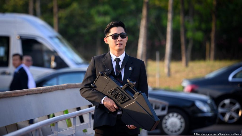 The German leaders' visit to the Vietnamese-German University was amid high security. | Photo: Bernd von Jutrczenka/dpa/picture alliance