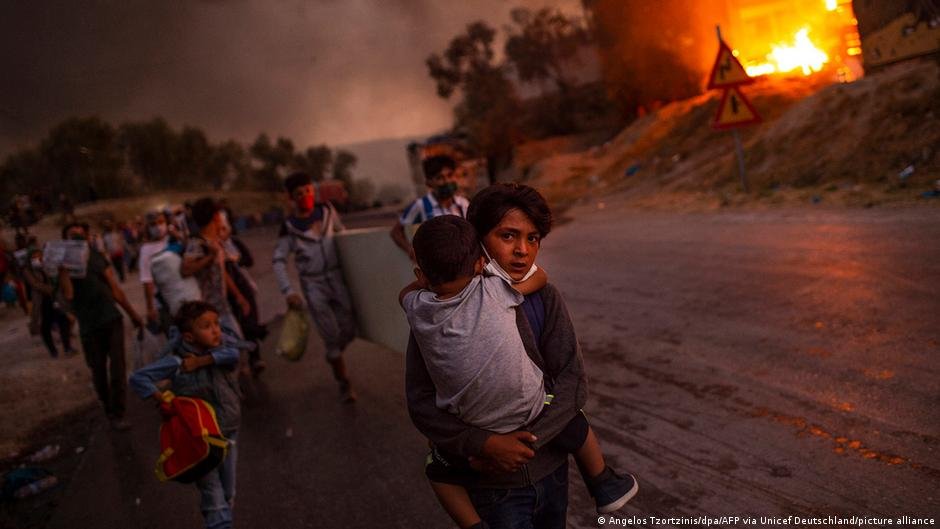 The Moria refugee camp was engulfed in flames on the evening of September 8, 2020 | Photo: Angelos Tzortzinis/dpa/AFP via Unicef Deutschland/picture alliance