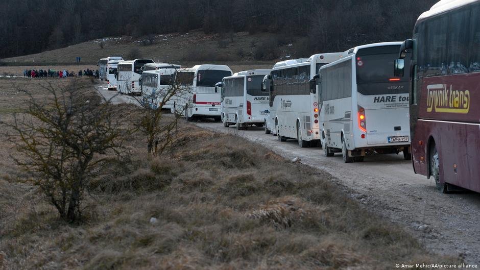 The migrants have been boarding buses, but their journey might not go ahead| Photo: Amar Mehic/AA/picture-alliance