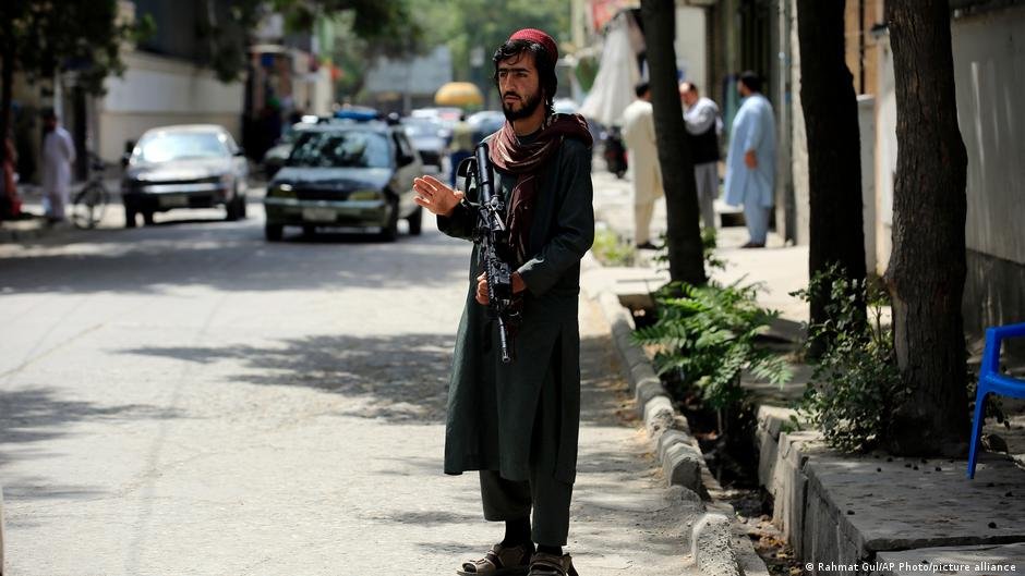 Sources on the ground told DW that only foreign citizens were allowed to pass Taliban checkpoints to reach the airport | Photo: Rahmat Gul/AP Photo/picture-alliance