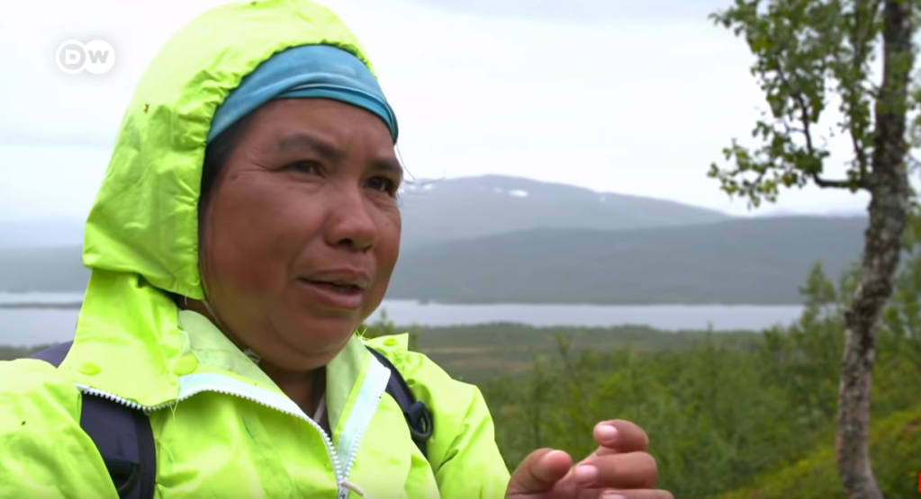 Paylin and Udom are up near the Arctic circle in the hope of finding precious cloud berries |  Source: Screenshot from DW /ARTE / WDR film about Thai berry pickers in Sweden