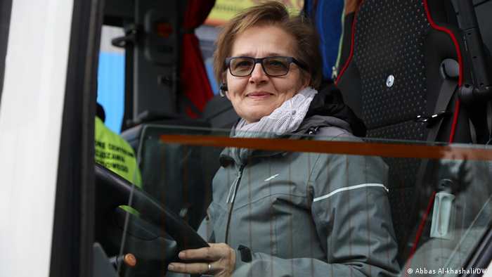 رغم كبر سنها تطوعت هذه السيدة البولندية لقيادة حافلة كبيرة ونقل اللاجئين الأوكرانيين