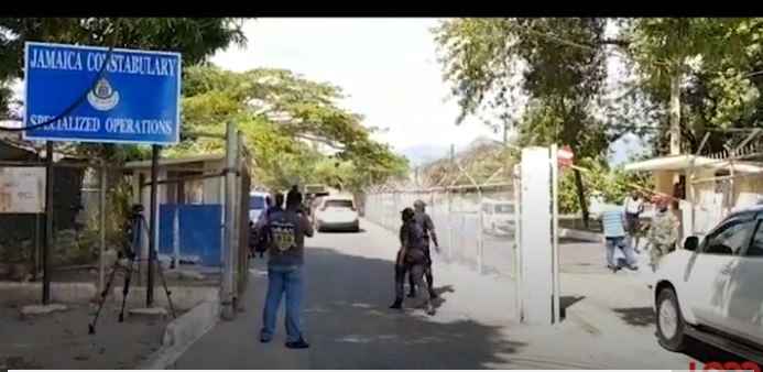 A screenshot from Loop TV showing the Jamaica Constabulary entrance where deportees are processed on arrival | Source: Loop TV