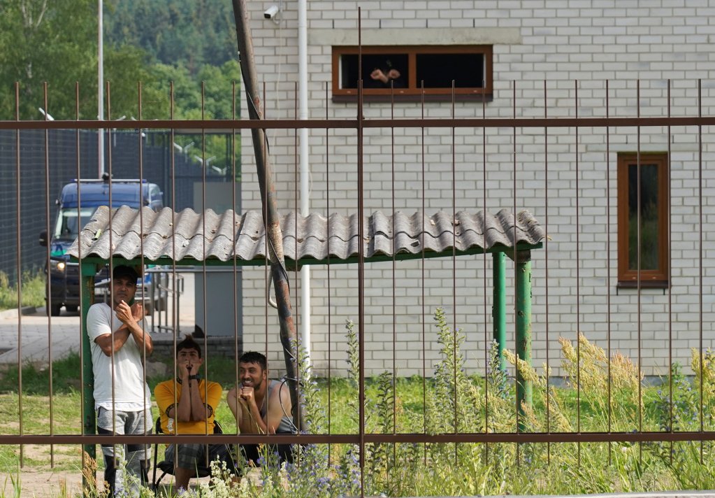 Des migrants enfermés dans le centre de Pabradé en Lituanie, le 6 juillet 2021. Crédit : Reuters