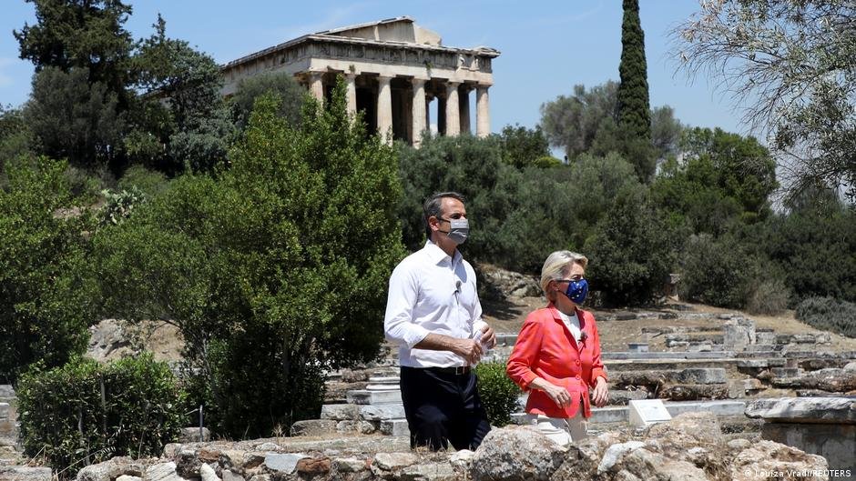 During a visit to Evros in 2020, European Commission President Ursula von der Leyen (right, pictured here with Greek Prime Minister Kyriakos Mitsotakis in 2021) thanked Greece for being "our European shield" | Photo: Louiza Vradi/REUTERS