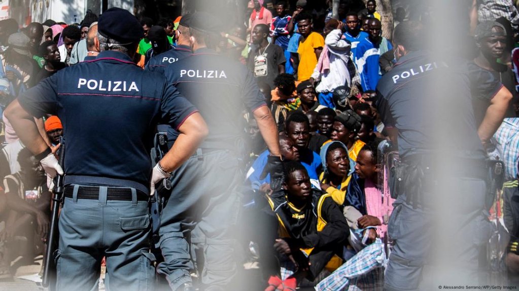 The tiny Italian island of Lampedusa struggles to cope with a surge in migrant boats from North Africa | Photo: Alessandro Serrano/AFP/Getty Images