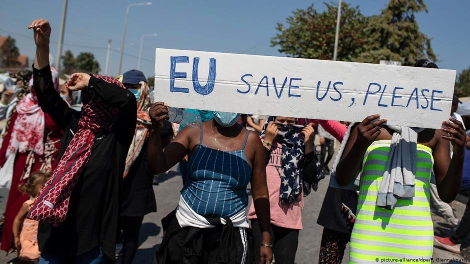 Asylum seekers at a protest on the island of Lesbos, Greece | Photo: Picture-alliance/dpa/P.Giannakouris