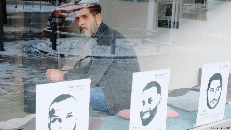Celtin Gültekin au bureau de l’Initiative du 19 février | Photo : Lisa Hänel/DW