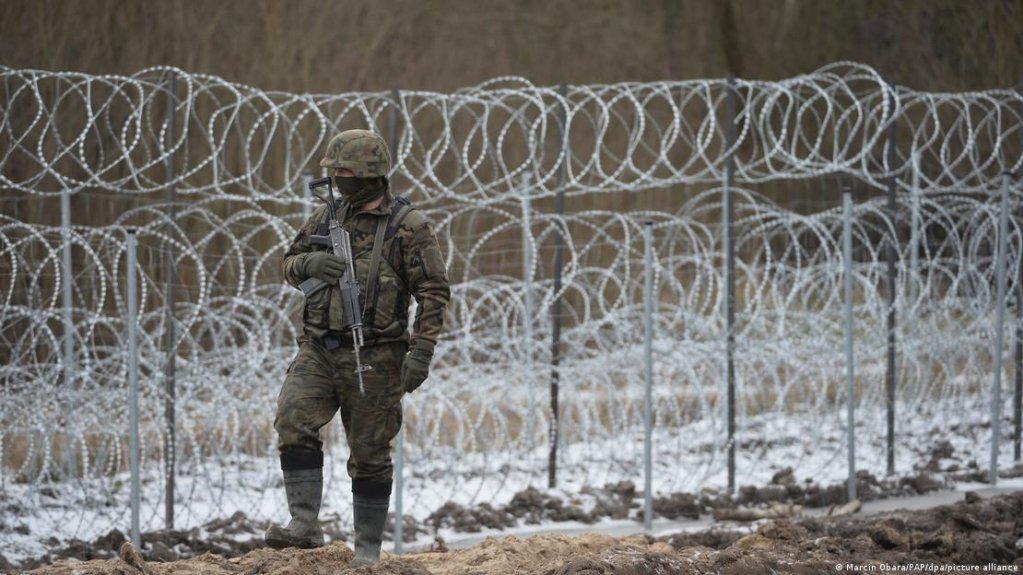 Rządząca w Polsce partia Prawo i Sprawiedliwość (PiS), która lubi przedstawiać się jako osoba twarda w kwestii migracji, wzmocniła swoją granicę z Białorusią, aby powstrzymać migrantów  Foto: Marcin Obara /PAP/dpa/image Alliance