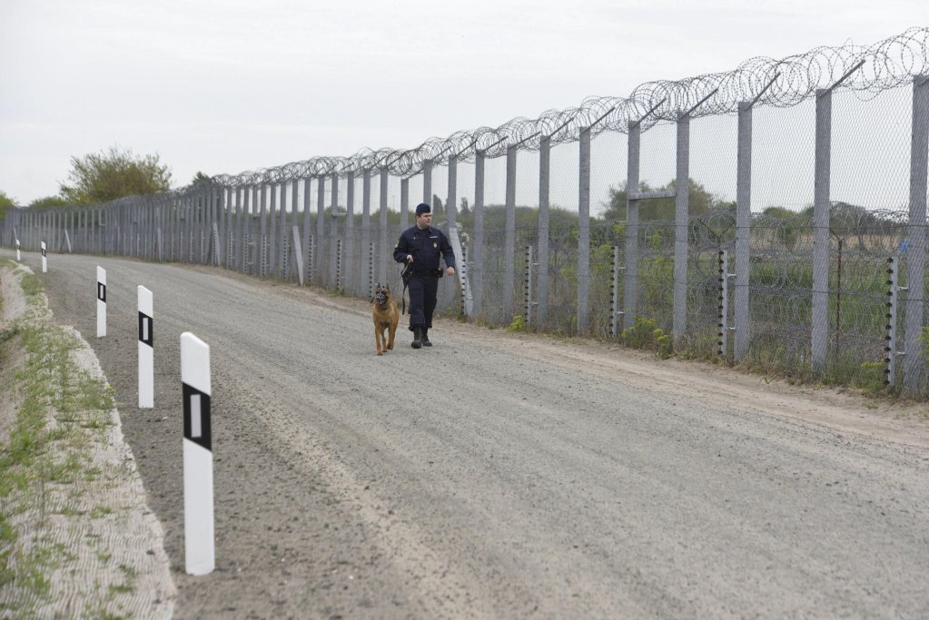 A Hungarian police officer patrols the temporary border fence along the Hungarian-Serbian border near Roszke | Photo: EPA/ZOLTAN GERGELY KELEMAN