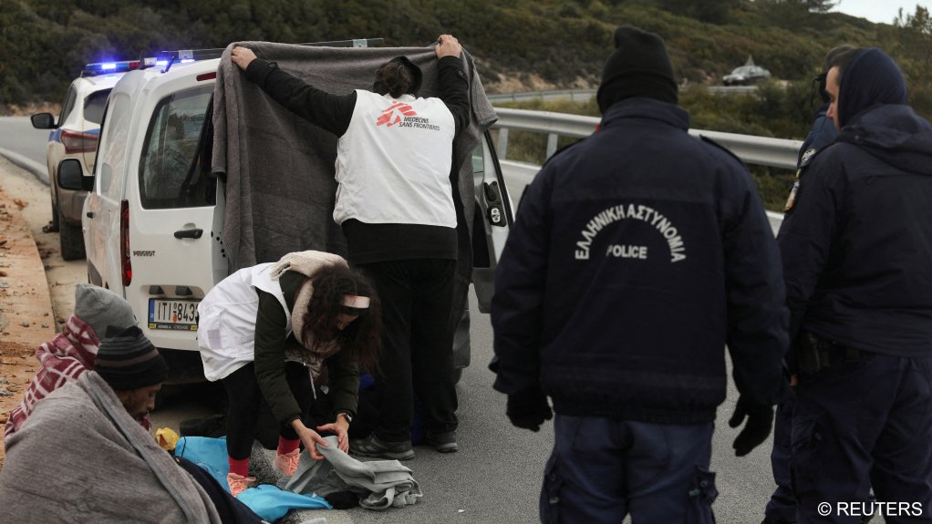 Migrants who survived a shipwreck are assisted by aid workers, near Thermi, on the island of Lesbos, Greece, February 7, 2023 | Photo: REUTERS/Elias Marcou/File Photo