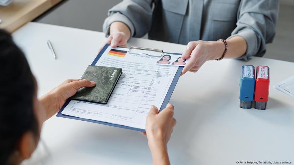 The Merz government has been sued by several families who say Germany walked back asylum promises | Photo: Anna Tolipova/AnnaStills/picture alliance