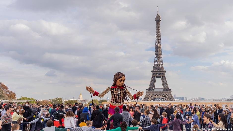 Little Amal drew crowds in Paris in mid-October | Photo: Imago images