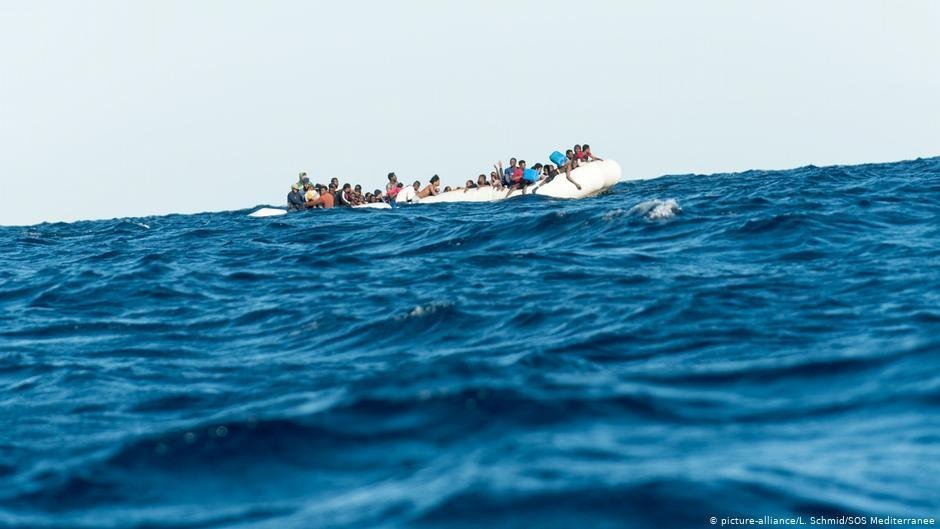 صورة من الأرشيف لمهاجرين على متن قارب مطاطي في المتوسط. المصدر: أليانس بيكتشرز
