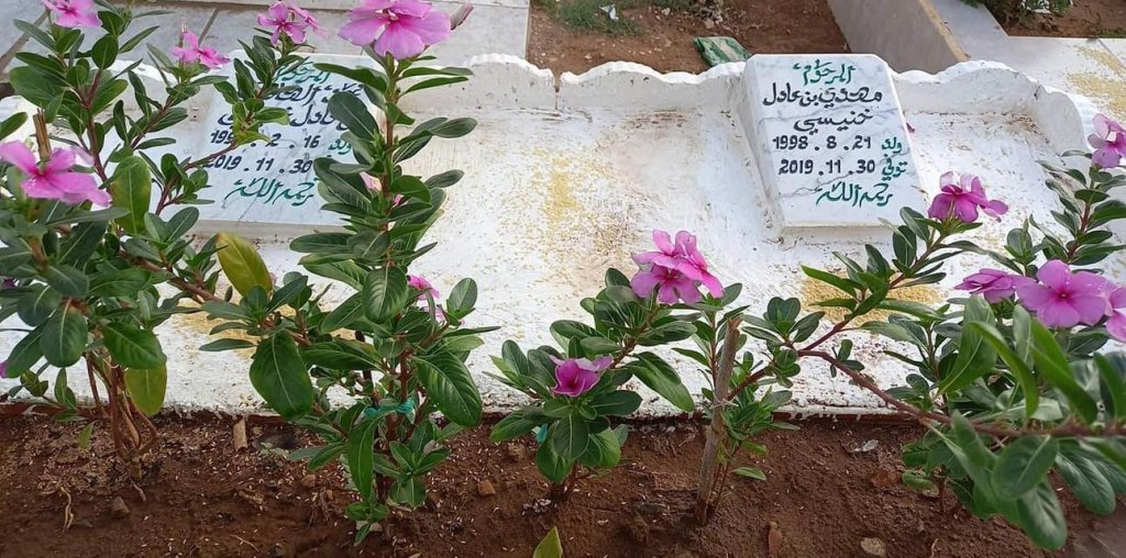 Les fils de Jalila sont enterrés à côté de chez elle. Crédit : DR