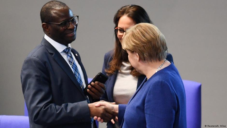Karamba Diaby shakes hand with former German Chancellor Angela Merkel | Photo: A.Hilse/Reuters