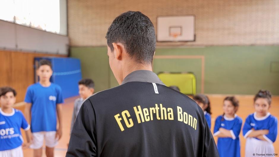 Coach Salim Mehdaoui and the refugee children say their names before football begins | Photo: Thomas Klein/DW