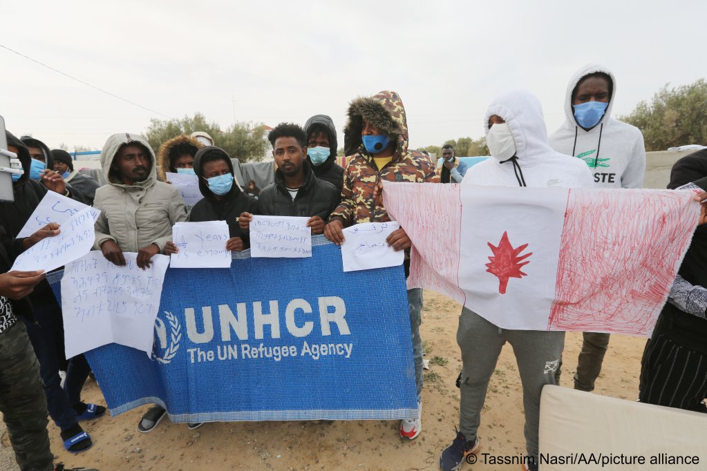 Irregular migrants stage a demonstration in Zarzis, Tunisia on February 14, 2022 in front of the UNHCR building. They are demanding better living conditions and accommodation rights in Europe | Photo: Tassnim Nasri / Anadolu Agency / picture-alliance