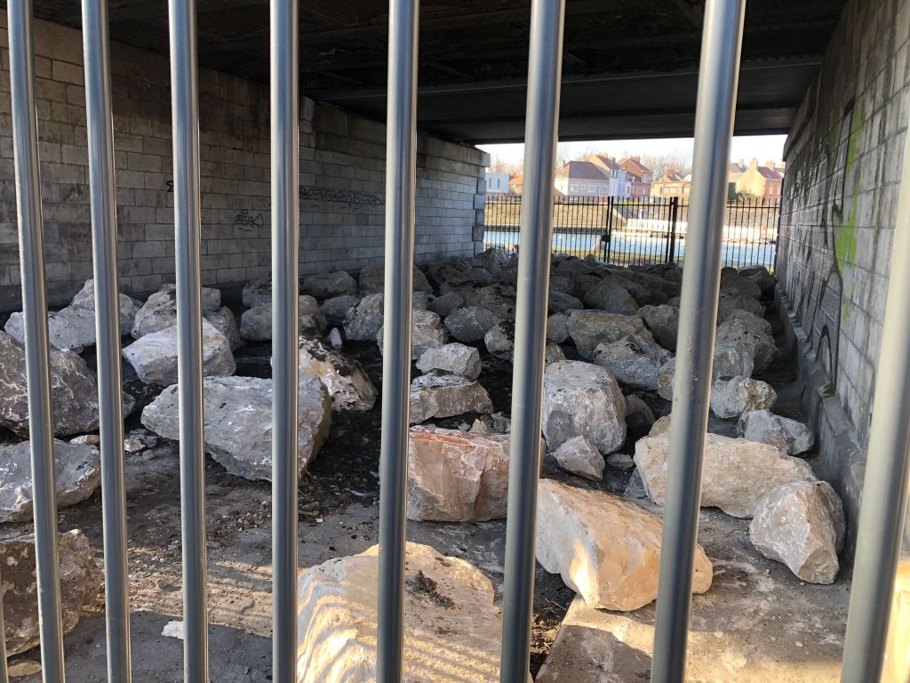 Rochers déposés sous le pont où avaient l'habitude de dormir des exilés, centre-ville de Calais, 1er mars 2023. Crédit : Calais Food Collective