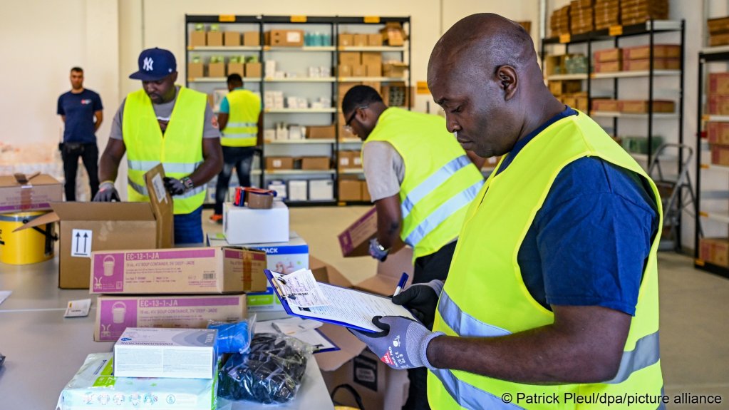 Migrants handle parcels during a training activity at the newly opened Opportunity Center at the Brandenburg Central Foreigners Authority's (ZABH) state reception facility in Frankfurt (Oder). August 21, 2026 | Photo: Patrick Pleul/dpa/picture alliance