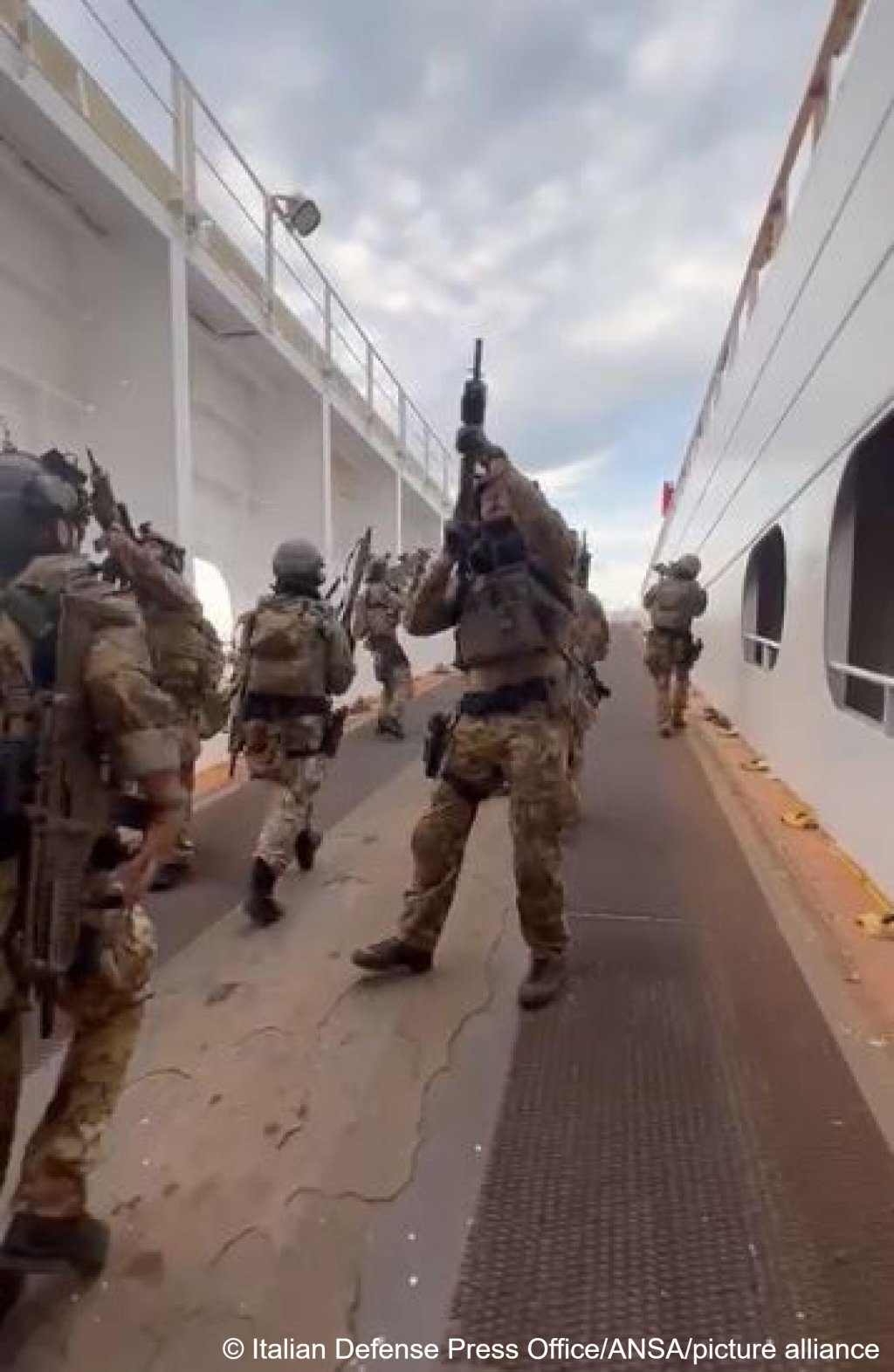 A still provided by the Italian defense ministry shows Italian special forces on board the ship | Photo: Italian Defense Ministry Press Office / ANSA / picture alliance