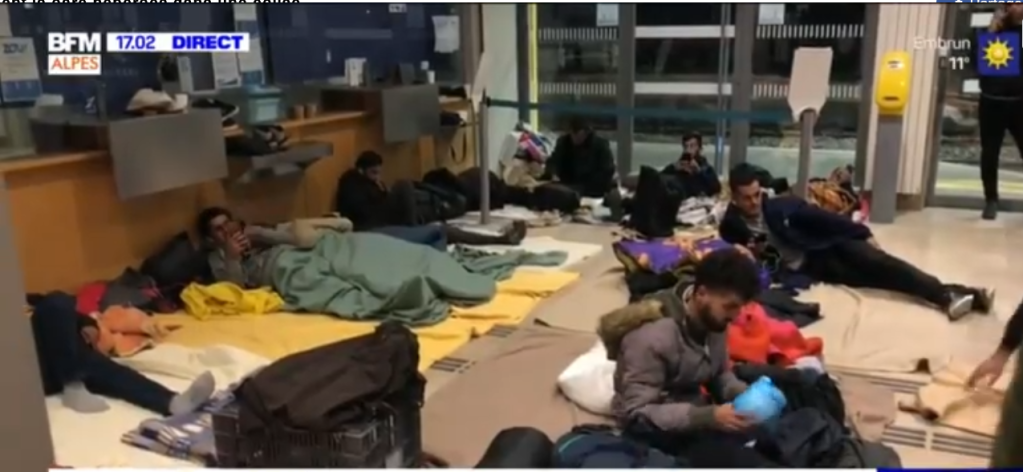 A screenshot of migrants sleeping in Briancon station taken from local TV channel BFM Dici | Source: Screenshot BFM Alpes