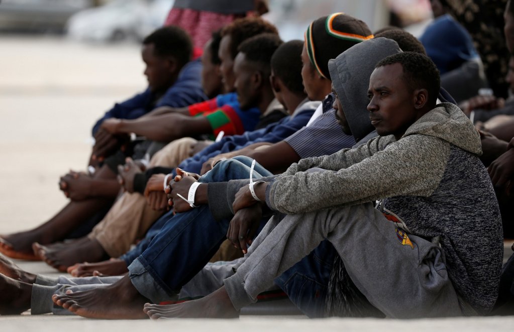 Les migrants assis dans le port de La Valette, à Malte, le 25 mai 2019. Crédit : Reuters