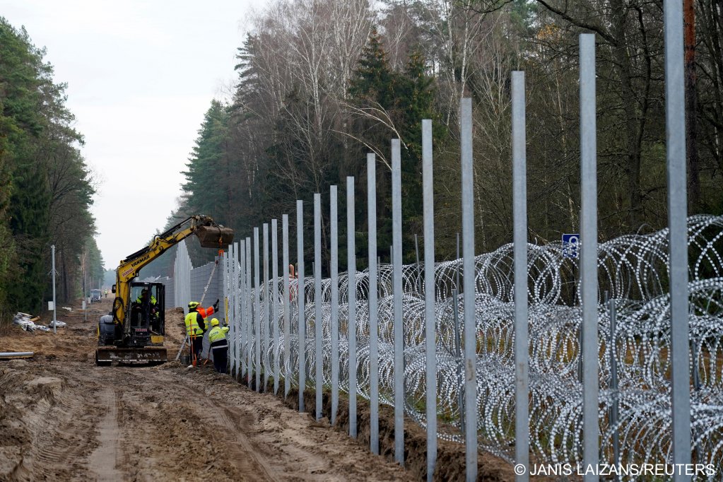 Workers install four-meter-high fence on Belarusian border in Druskininkai, Lithuania, on November 4, 2021 | Photo: REUTERS/Janis Laizans