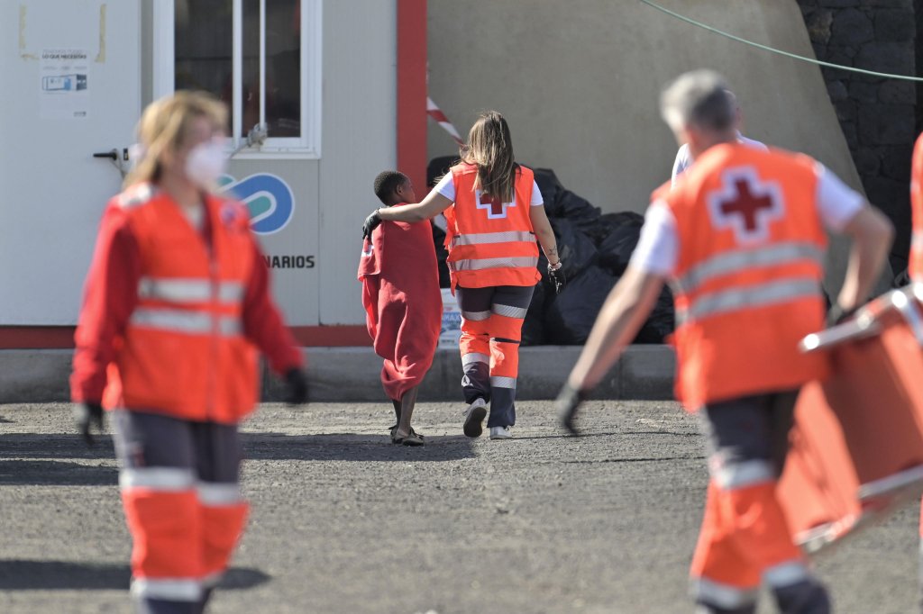 File photo used as illustration: A minor migrant being assisted by a Red Cross worker after his arrival at La Restinga dock in El Pinar, El Hierro, Canary Islands, Spain | Photo: Gelmert Finol / EPA