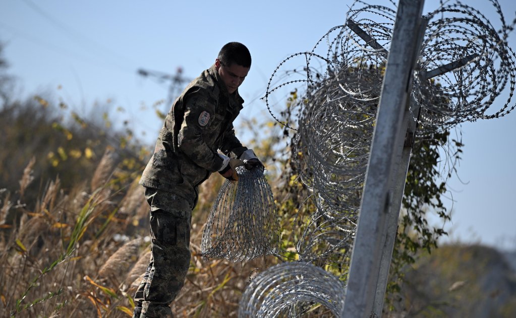 A Bulgarian soldier repairs the fence on the border with Turkey | Photo: EPA/Vassil Donev