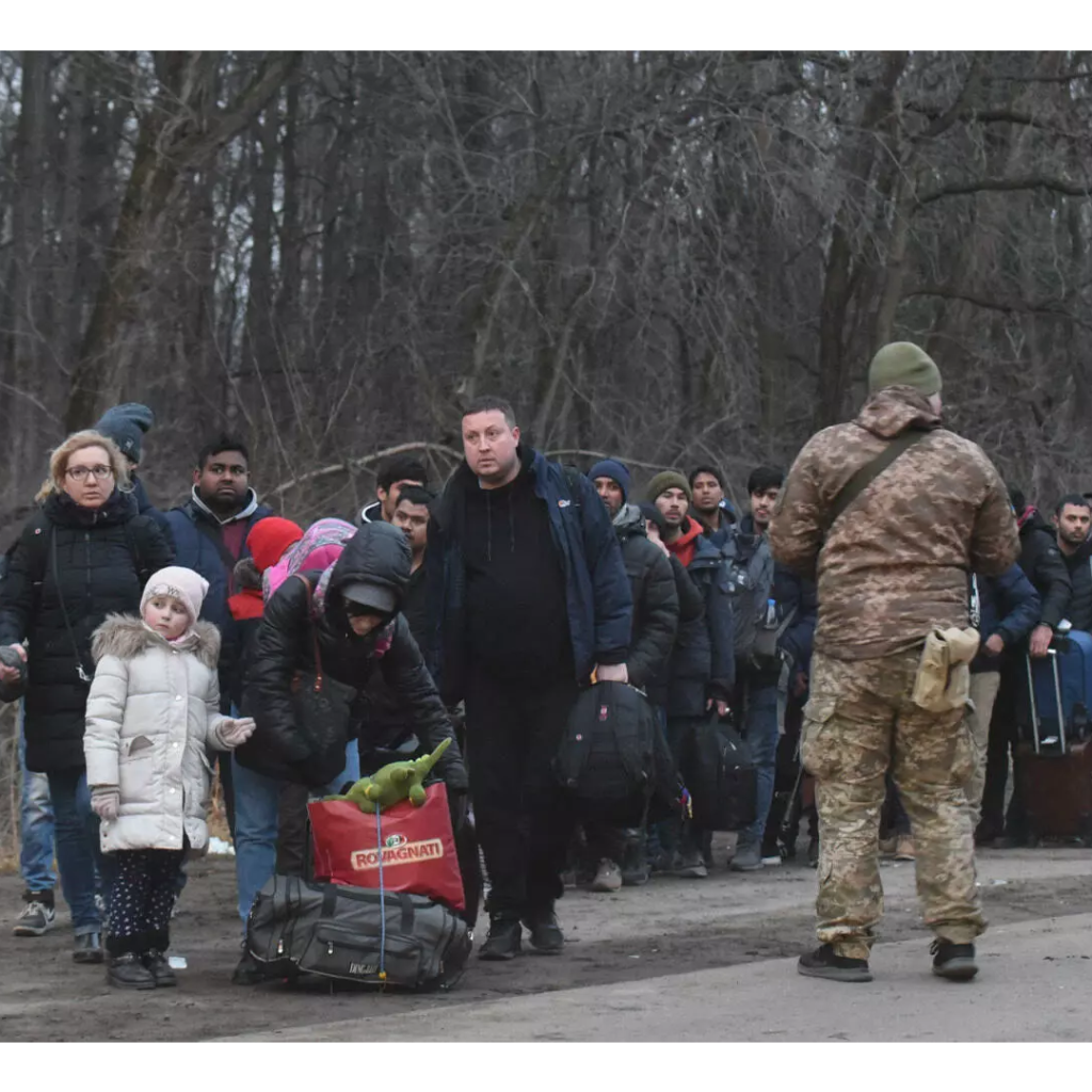 Des civils ukrainiens et étrangers font la queue pour tenter de fuir vers la frontière polonaise, le 25 février 2022. Crédit : Mehdi Chebil