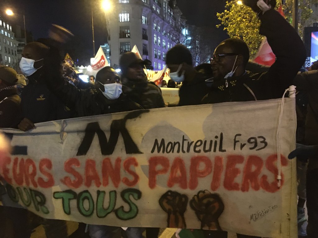Kandé Touré (à droite) et ses camarades de l'ancien foyer Bara ont participé à la Marche des Solidarités du 18 décembre 2020, à Paris. Crédit : InfoMigrants