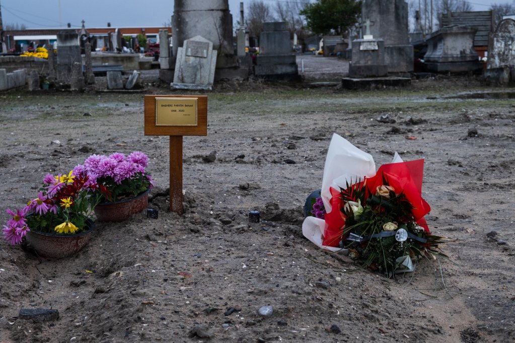 La tombe de Behzad Bagheri-Parvin, retrouvé mort sur la plage de Sangatte le 18 octobre dernier. Crédit : François-Damien Bourgery