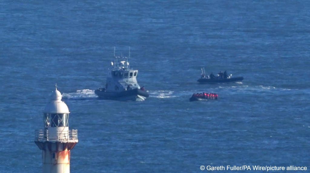 A small boat carrying migrants is intercepted by a Border Force vessels near the port of Dover in the English Channel | Photo: Gareth Fuller/PA Wire/picture alliance