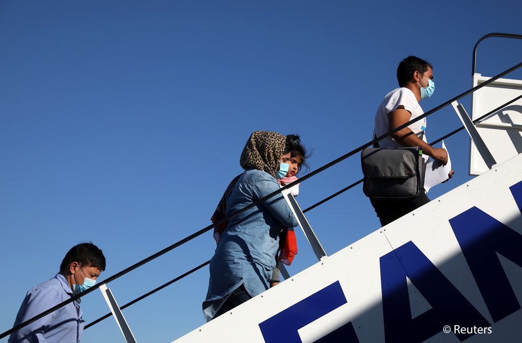 Des migrants quittent l’aéroport d’Athènes pour être relogés en Allemagne, 24 juillet 2020 Photo : Reuters/C. Baltas