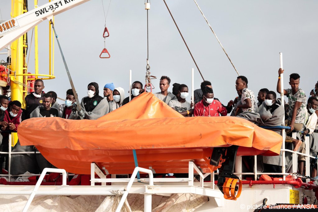 Migrants rescued by Sea-Watch wait to disembark in Pozzallo, Italy, on October 23, 2021 | Photo: Picture-alliance/ANSA/FRANCESCO RUTA
