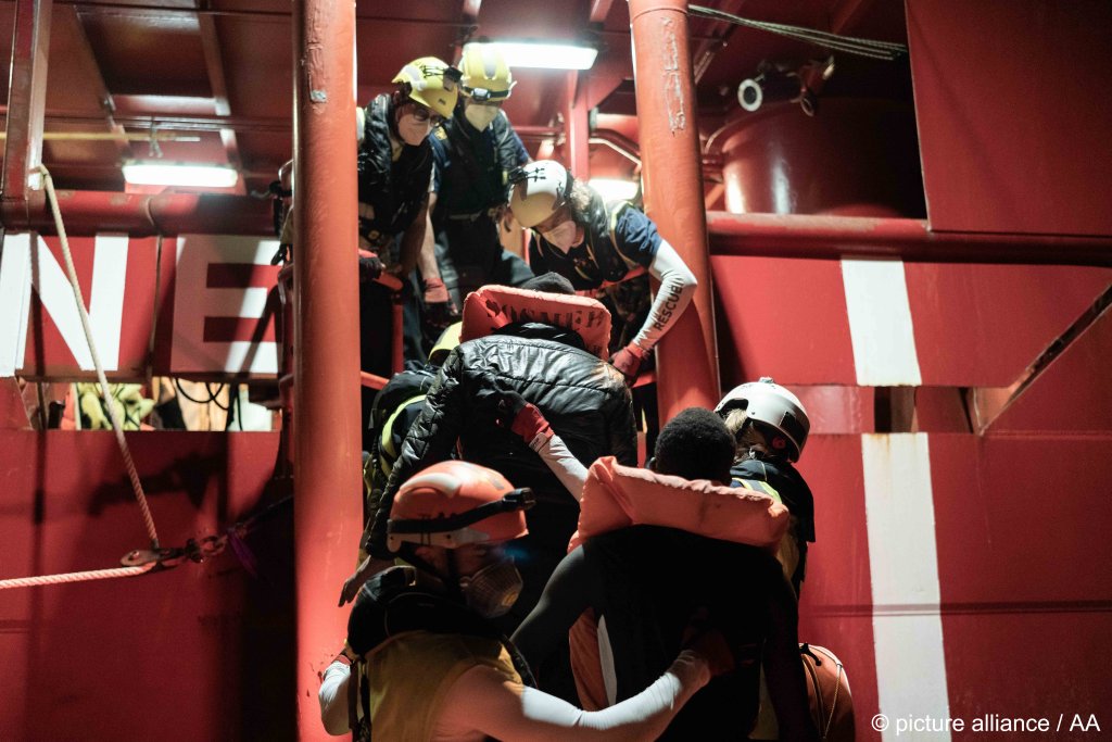 Passengers are rescued by the crew of Ocean Viking operated by SOS Méditerranée | Photo: Picture Alliance / AA / Vincenzo Circosta
